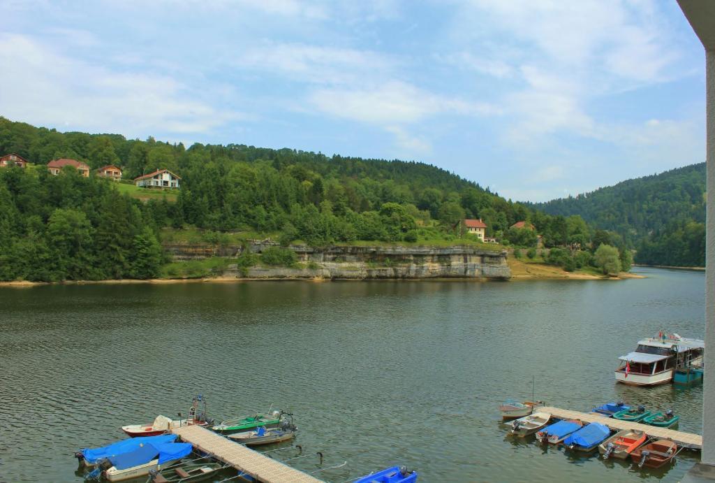 Hotel Les Rives Du Doubs Les Brenets Cameră foto